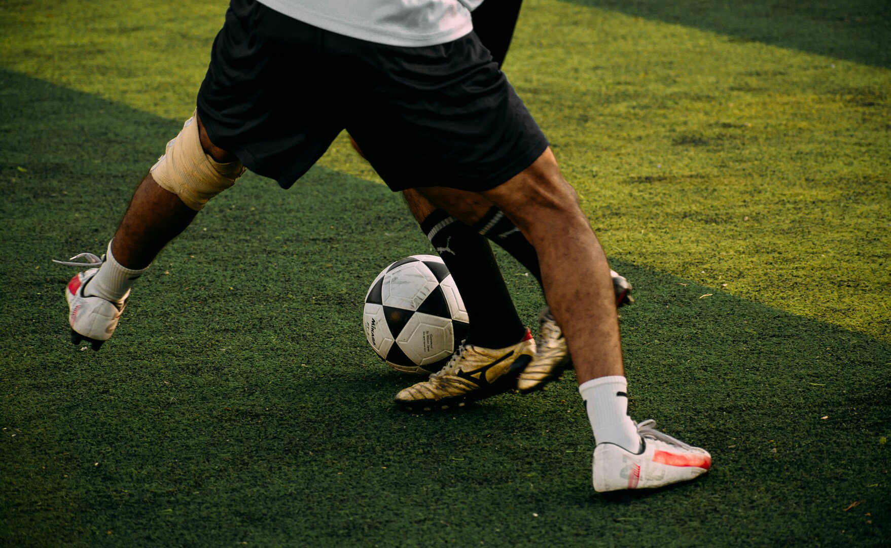 Zwei Fußballspieler im Zweikampf