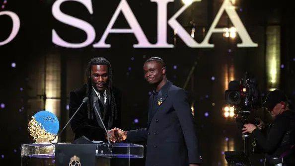 Burna Boy and Bukayo Saka shakes hands for di podium
