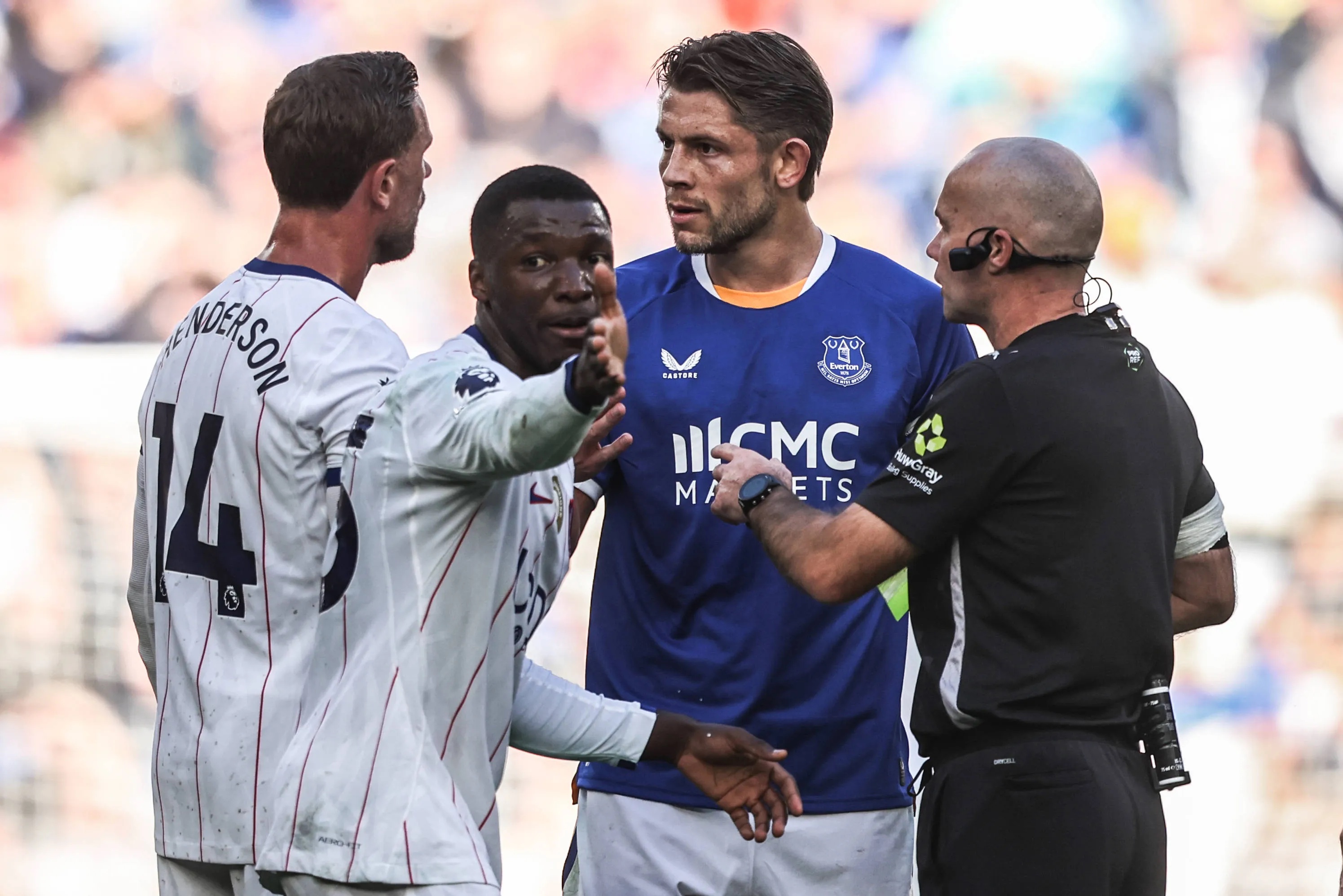 Clima quente entre jogadores de Chelsea e Everton
