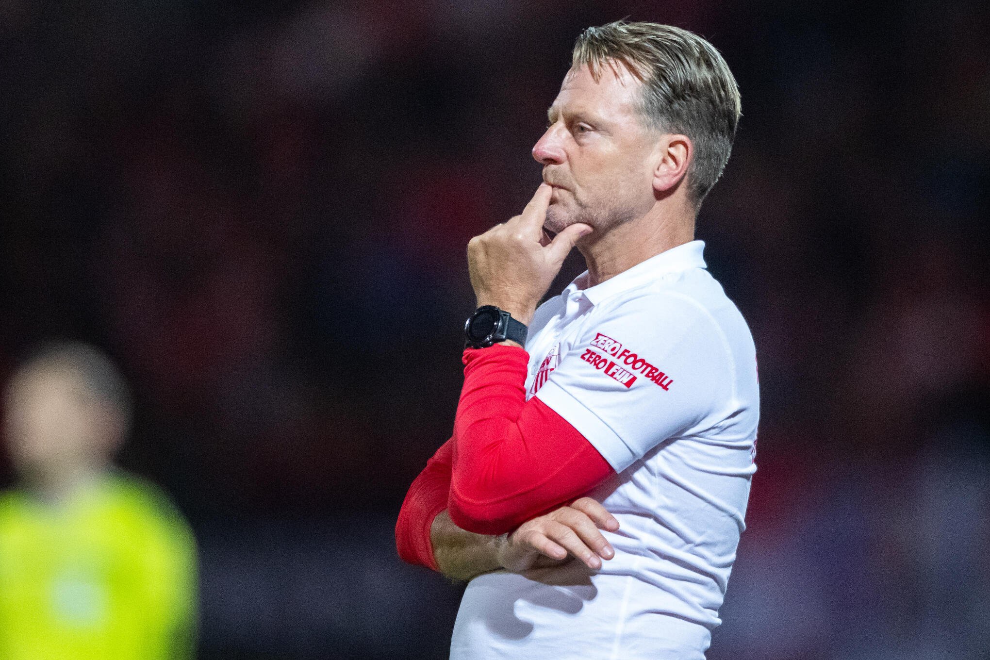 Verlängerter Arm von Trainer Rico Schmitt auf dem Platz: FSV-Kapitän Daniel Haubner.