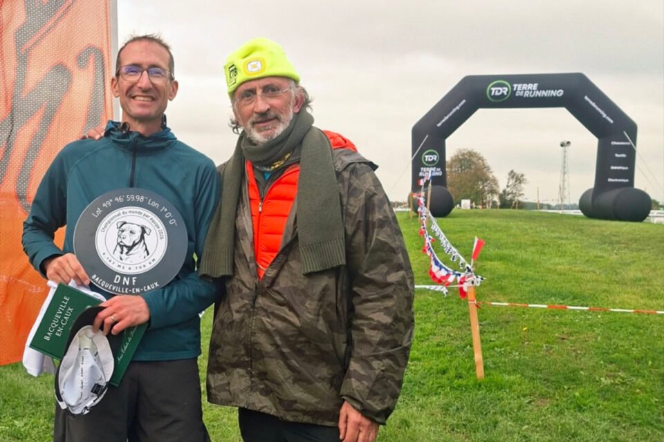 Antoine Comalada (à droite) avec Romain Sophys, membre de l'équipe de France, qui s'est arrêté après 51 tours.