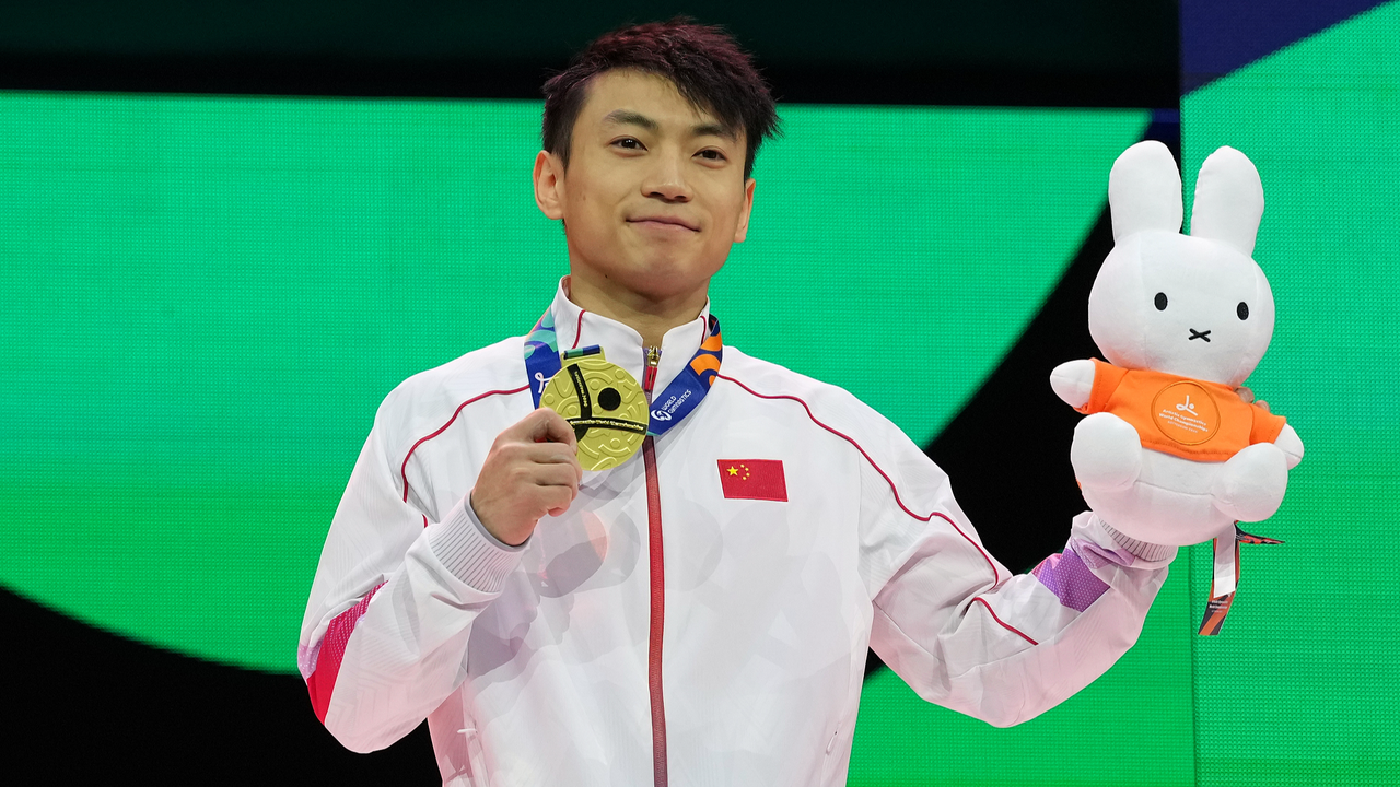 China's Zou Jingyuan poses on the podium after winning the gold medal in the parallel bars during the apparatus finals at the Artistic Gymnastics World Championships in Rotterdam, the Netherlands, October 25, 2026. /VCG