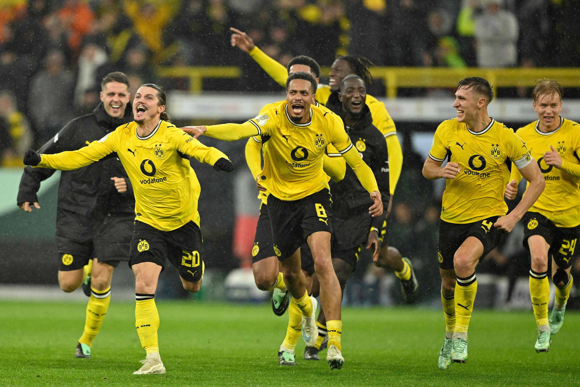 Borussia Dortmund-Spieler jubeln gemeinsam auf dem Spielfeld nach einem Tor im DFB-Pokal-Spiel.
