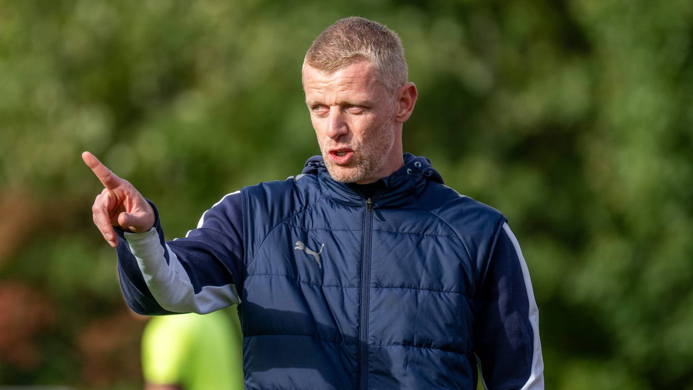 Uwe Möhrle an der Seitenlinie: Er ist Trainer der U23 von Eintracht Braunschweig.