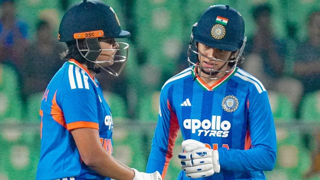 भारतीय महिला क्रिकेट टीम का नया दौर की शुरुआत एक छोटे से लेकिन हैरान करने वाले झटके के साथ हुई. जिम्बाब्वे के खिलाफ भारतीय महिला टीम सुपर बैटिंग लाइन-अप फेल हो गई.
