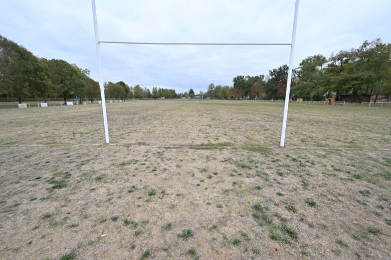 Le terrain de L’Isle-de-Noé ne laisse apparaître que quelques rares brins d’herbe et demeure impraticable à ce jour.