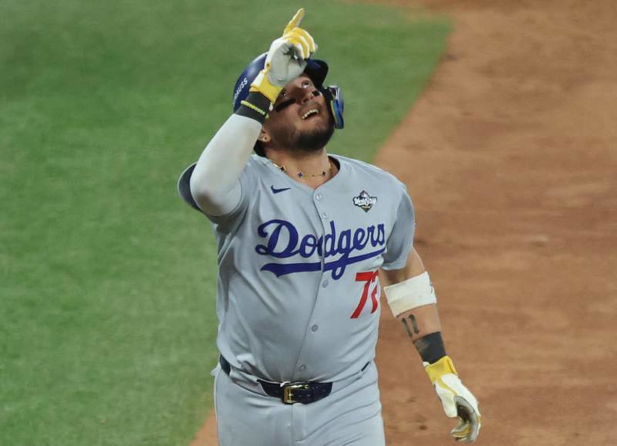 Los Angeles Dodgers Miguel Rojas 72 gestures as he scores after hitting a solo home run in the ninth inning against the Toronto Blue Jays during Game Seven of the MLB, Baseball Herren, USA World Series at Rogers Centre in Toronto, Canada, on Saturday, November 1, 2025. PUBLICATIONxNOTxINxUSA TOR20251101865 AARONxJOSEFCZYK ©IMAGO/UPI Photo