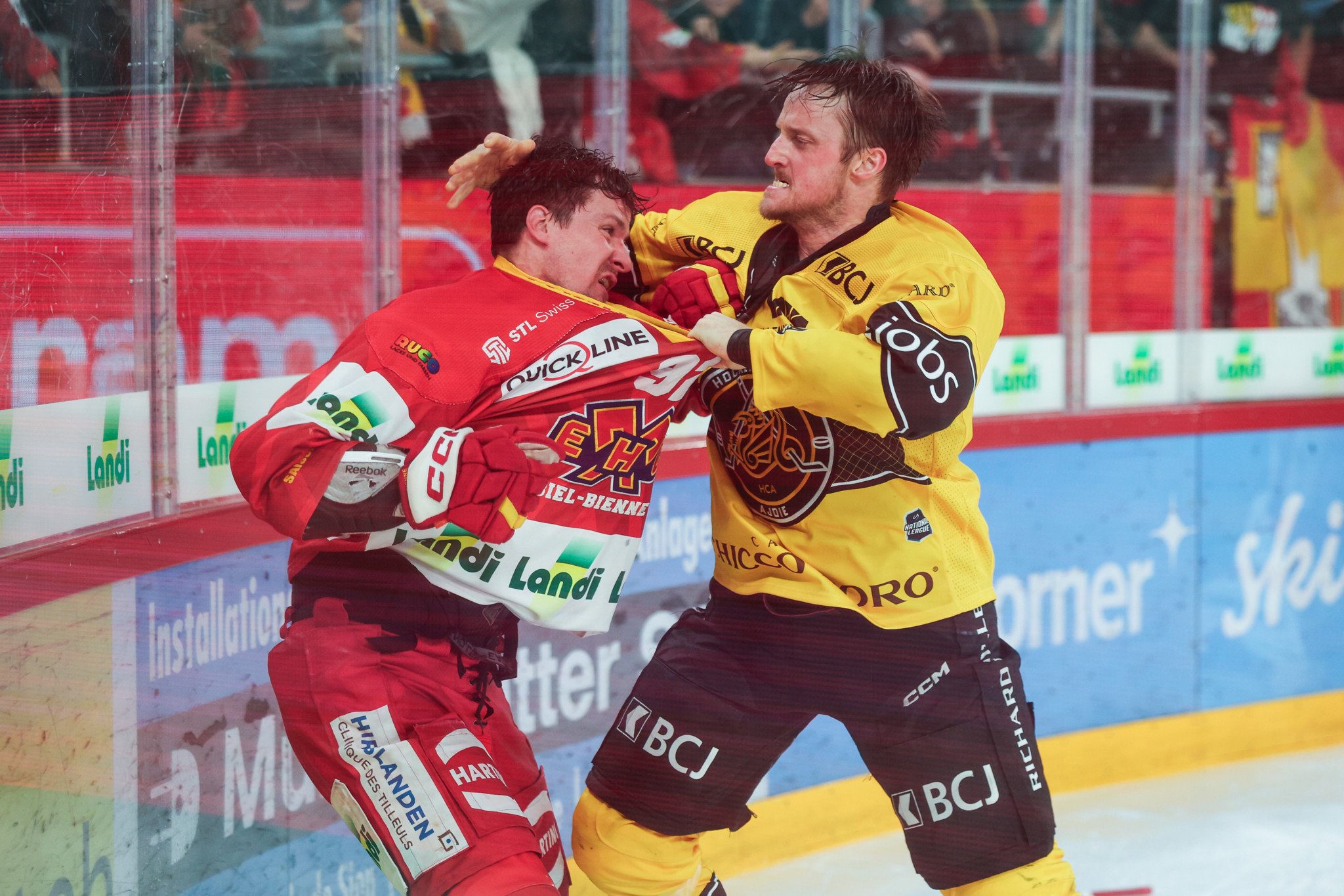 Eishockey-Schlägerei: Daniel Carr (Ajoie, gelb) und Gaetan Haas (EHC Biel, rot) in der National League.