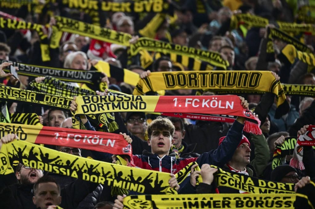 Köln- und BVB-Schals sind bei fast jedem Heimspiel zu sehen.