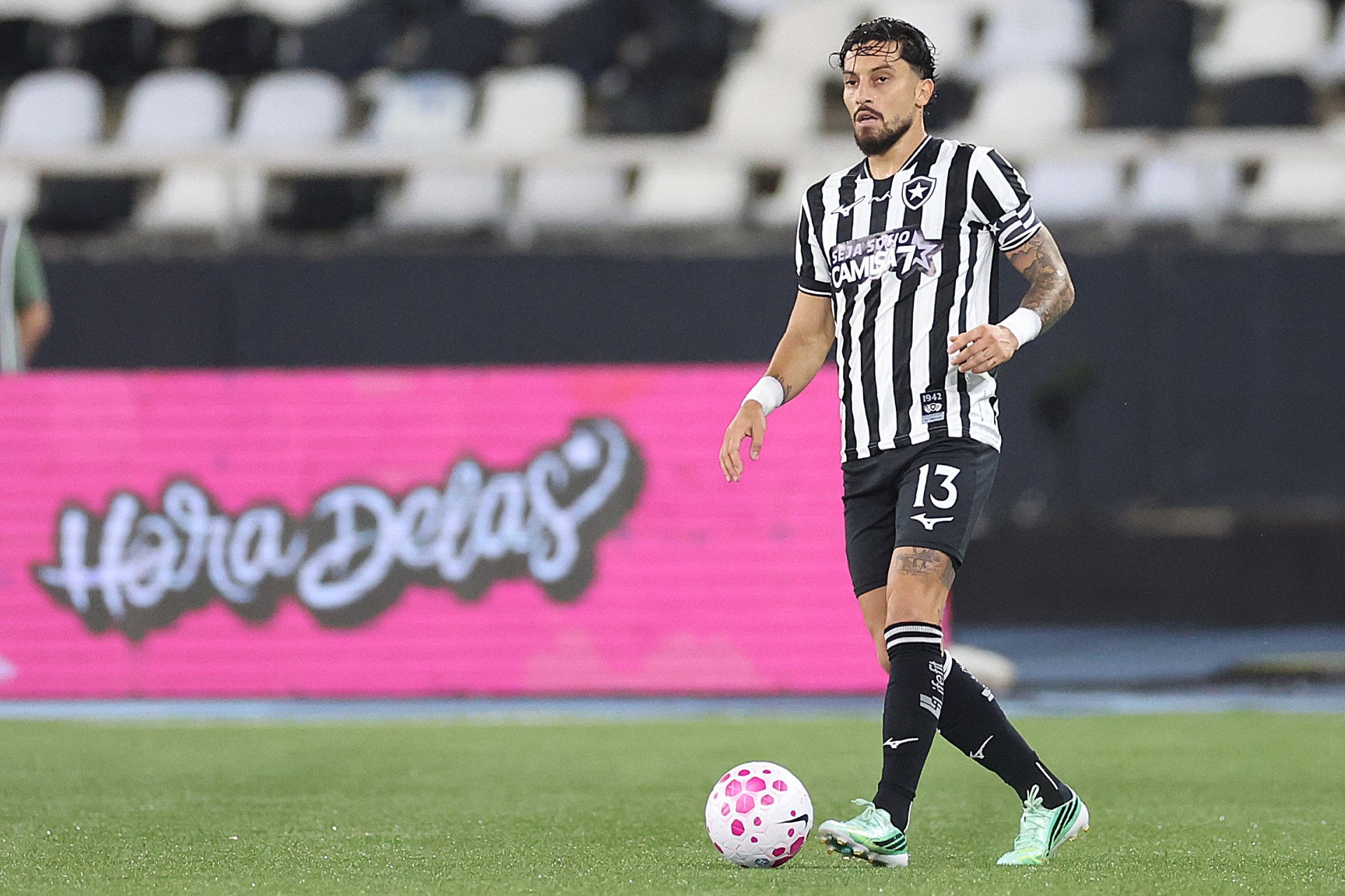 Alex Telles em ação pelo Botafogo diante da Chapecoense, no Nilton Santos - Vítor Silva / Botafogo