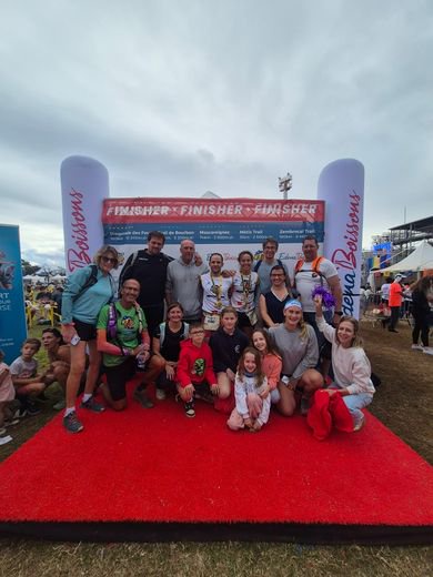 Plus d'une dizaine de personnes se sont rendu à La Réunion pour encourager et ravitailler les deux coureurs.
