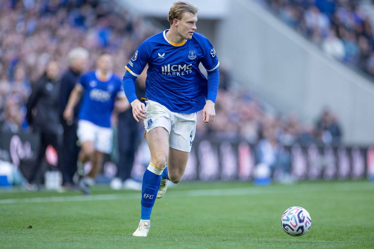 Jarrad Branthwaite #4 of Everton F.C. during the Premier League match between Everton and Chelsea at Hill Dickinson Stadium in Liverpool, on October 17, 2026. (Photo by Mike Morese/MI News/NurPhoto via Getty Images)