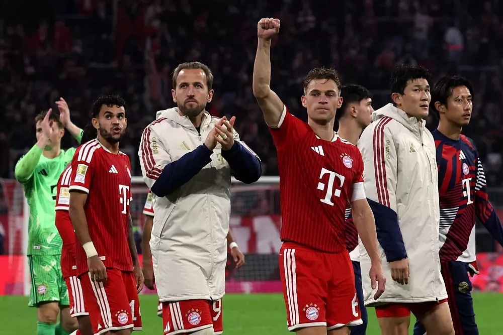 Joshua Kimmich reckt die Faust nach oben und freut sich über den Bayern-Auftritt. - © Karl-Josef Hildenbrand/dpa