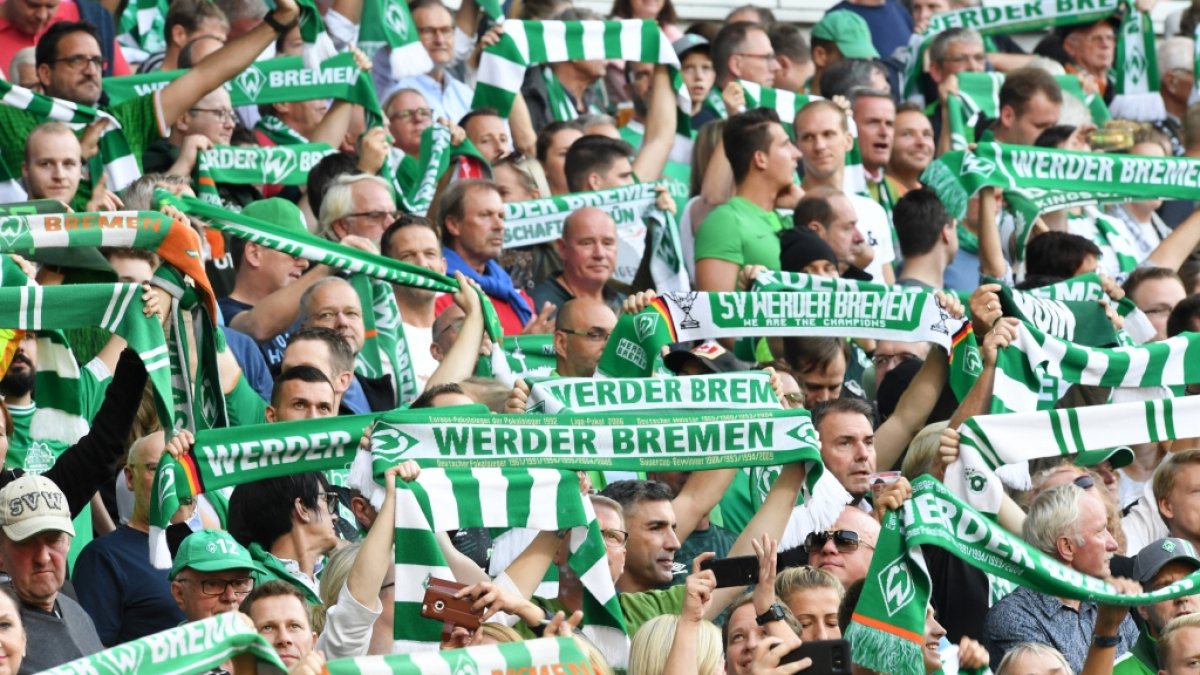 Fans von Werder Bremen feuern ihren Verein nach Leibeskräften an. (Symbolbild) (Foto)