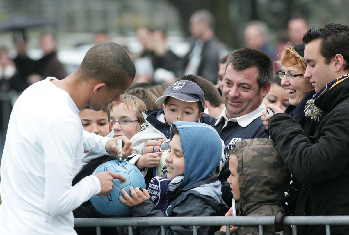 Le joueur brésilien des Girondins de Bordeaux Marcus Wendel à la rencontre les supporters au Haillan, en 2008.