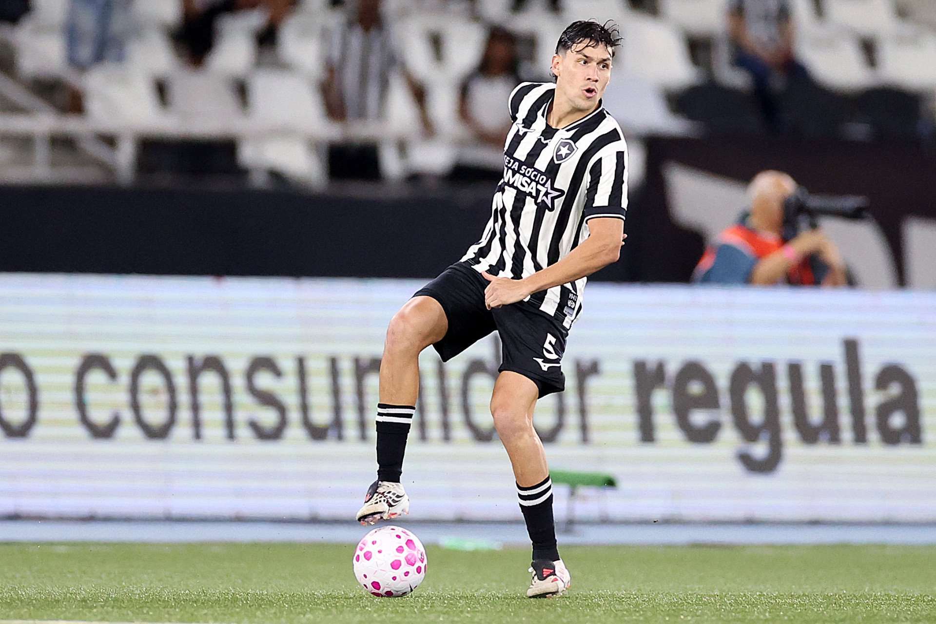 Ferraresi em ação pelo Botafogo diante da Chapecoense, no Nilton Santos - Vítor Silva / Botafogo