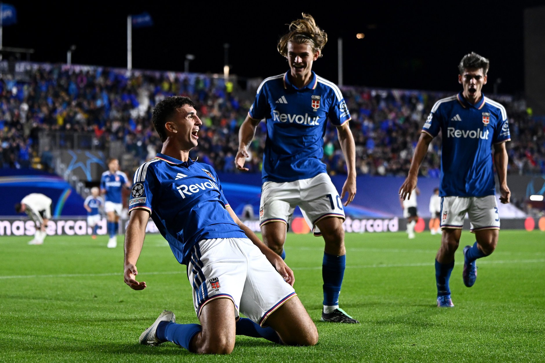 Jacobo Ramon celebrates goal for Como against Manchester United