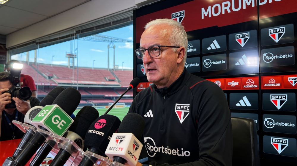 Dorival Júnior reconheceu que a campanha está abaixo do esperado, mas destacou a recuperação recente do São Paulo. (Imagem Ilustrativa/A Crítica)