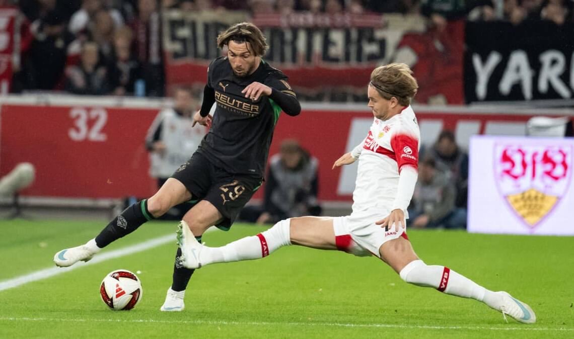 Maximilian Mittelstädt grätscht Joe Scally ab.