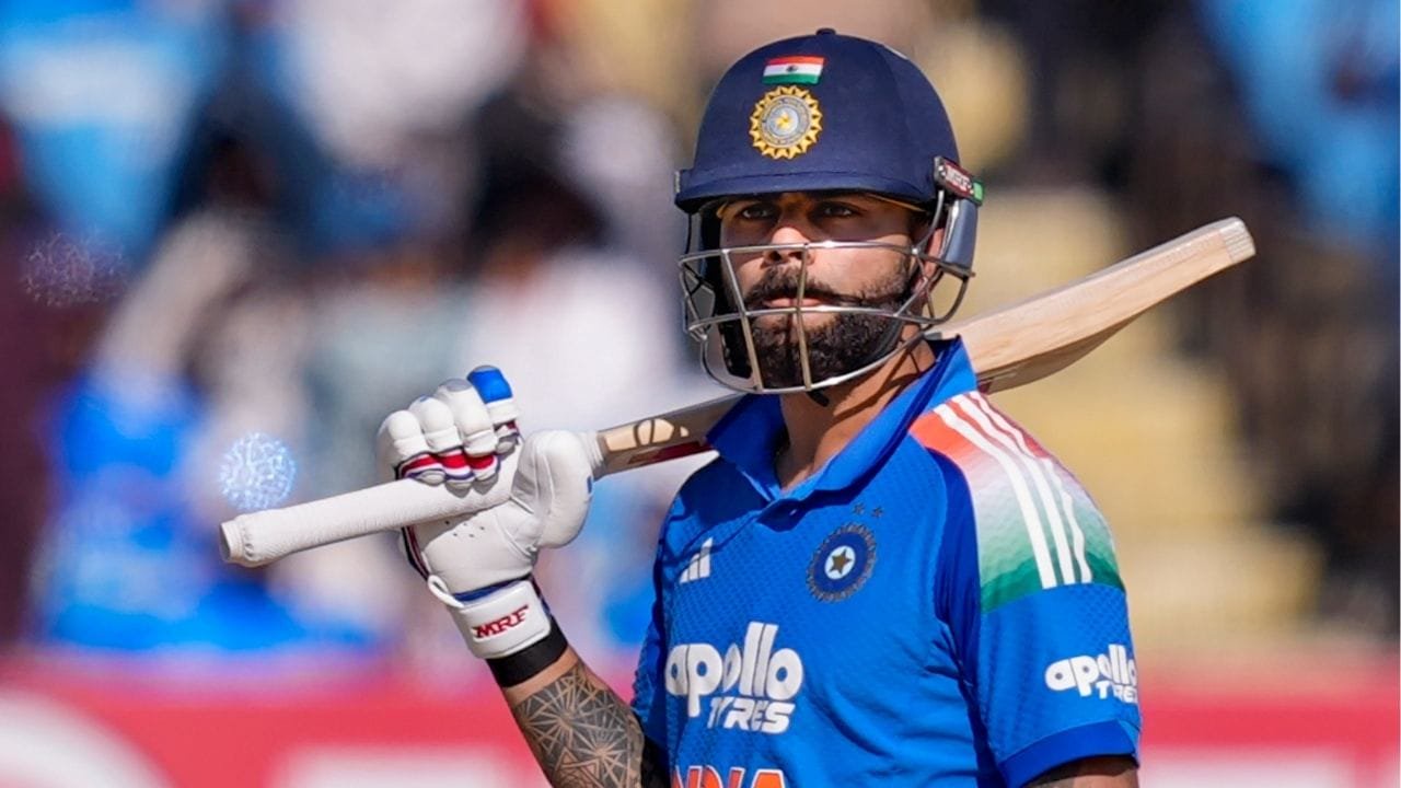 विराट कोहली ने वनडे क्रिकेट के इतिहास में सबसे तेज और आक्रामक पारियां खेलने के मामले में महान मास्टर ब्लास्टर सचिन तेंदुलकर के एक बड़े रिकॉर्ड की बराबरी कर ली है. लॉर्ड्स वनडे में उन्होंने 60 गेंदों पर 74 रन बनाए, जिसमें 4 चौके और 3 छक्के शामिल रहे . (PHOTO CREDIT- PTI)