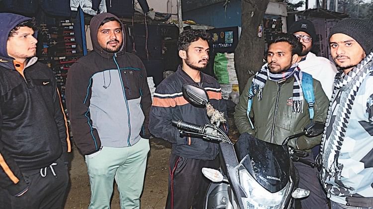 दुष्यंत उर्फ फैज के परिजन