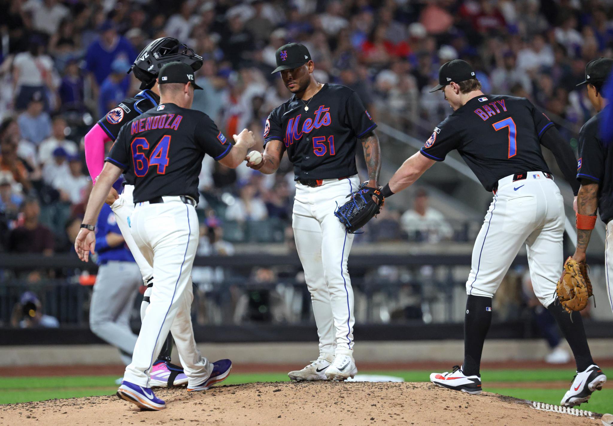 New York Mets manager Carlos Mendoza pulls pitcher Freddy Peralta from the game during the sixth inning against the Chicago Cubs at Citi Field.