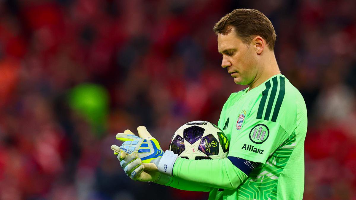 Manuel Neuer hält den Ball