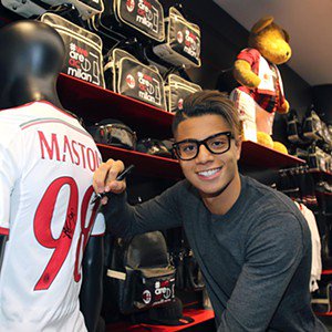 Hachim Mastour — fenómeno viral do YouTube que o Milan blindou em miúdo; a finta não chegou para o topo e, sem espaço na elite europeia, rodou pelo futebol marroquino e atua em divisões secundárias em Itália
