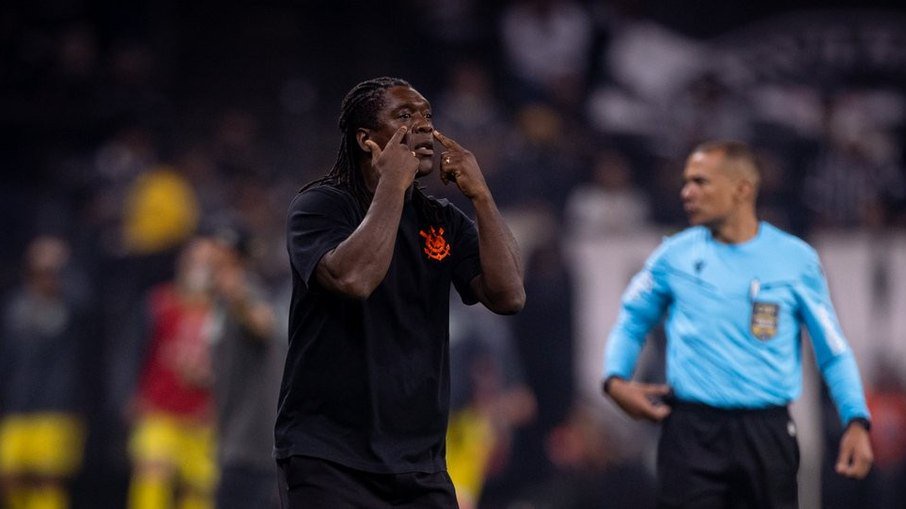 Seedorf orienta equipe durante vitória do Corinthians contra o Mirassol