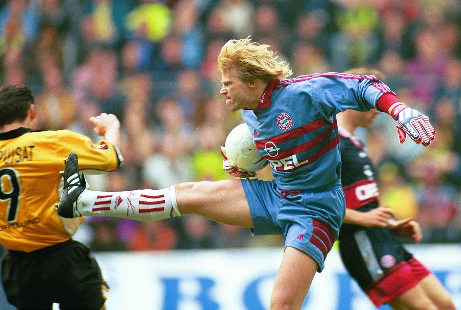 Wenn man an Duelle zwischen Bayern und Borussia Dortmund zurückdenkt, dann kommt einem natürlich sofort Oliver Kahn in den Sinn. Die Bayern-Ikone war für den ein oder anderen Ausraster gut. Am 3. April holte er zum Beispiel zu einem Kung-Fu-Tritt gegen Stephane Chapuisat aus.