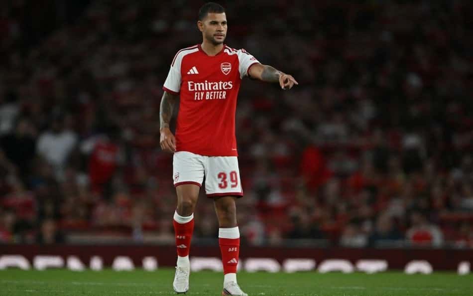 Bruno Guimarães em ação durante primeiro amistoso de pré-temporada com o Arsenal