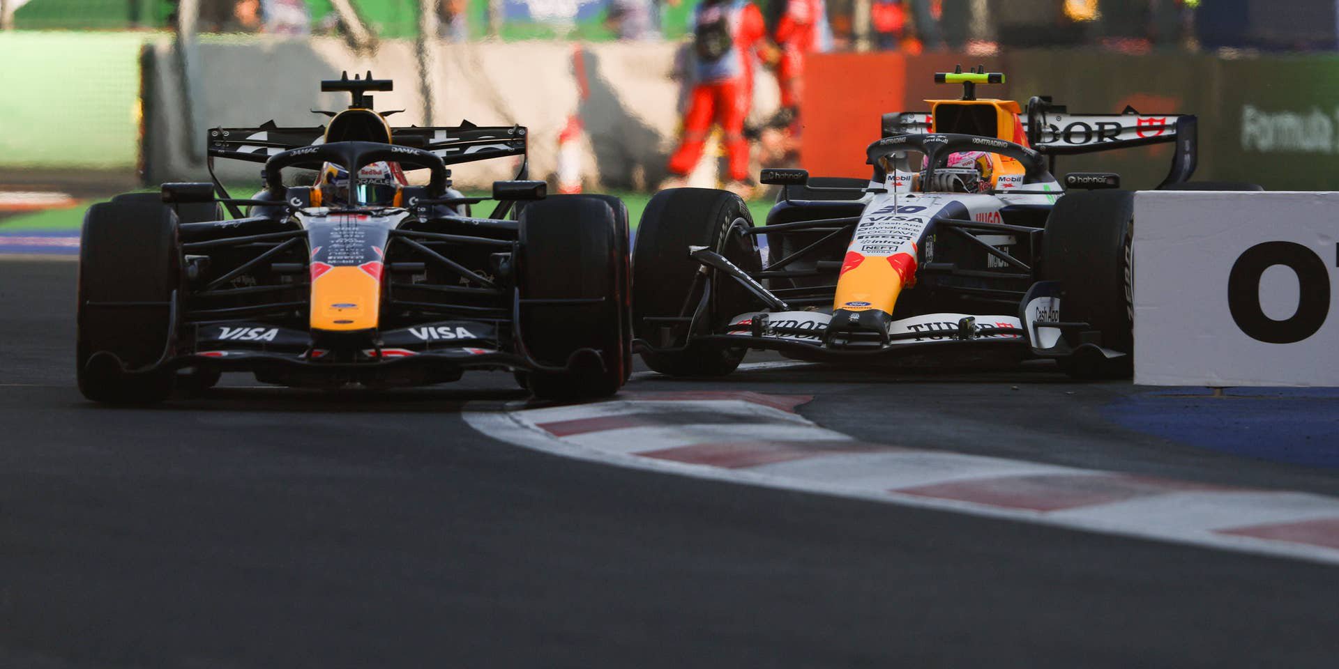 Zwei Formel-1-Autos kollidieren auf der Strecke beim Großen Preis von Mexiko-Stadt 2026.