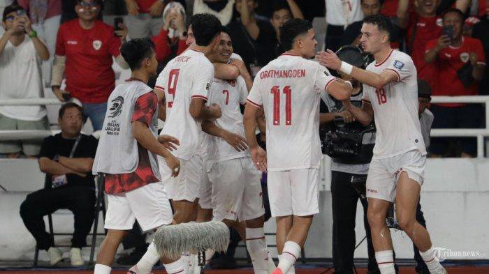 Pesepak bola Timnas Indonesia Marselino Ferdinan bersama rekan setimnya merayakan gol yang dicetak ke gawang bola Timnas Arab Saudi.