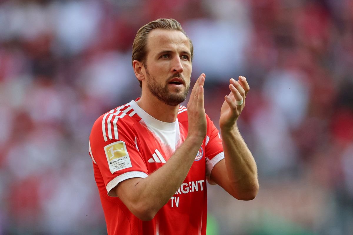 Harry Kane acknowledges the fans following the Bundesliga match between FC Bayern München and 1. FC Heidenheim 1846. 