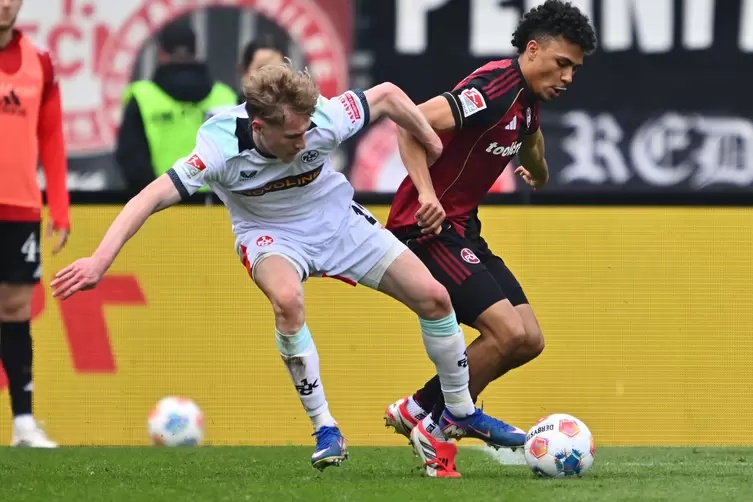 Im März dieses Jahres mussten Mika Haas (links, im Duell mit Henri Koudossou) und der FCK in Nürnberg eine 0:3-Pleite hinnehmen.