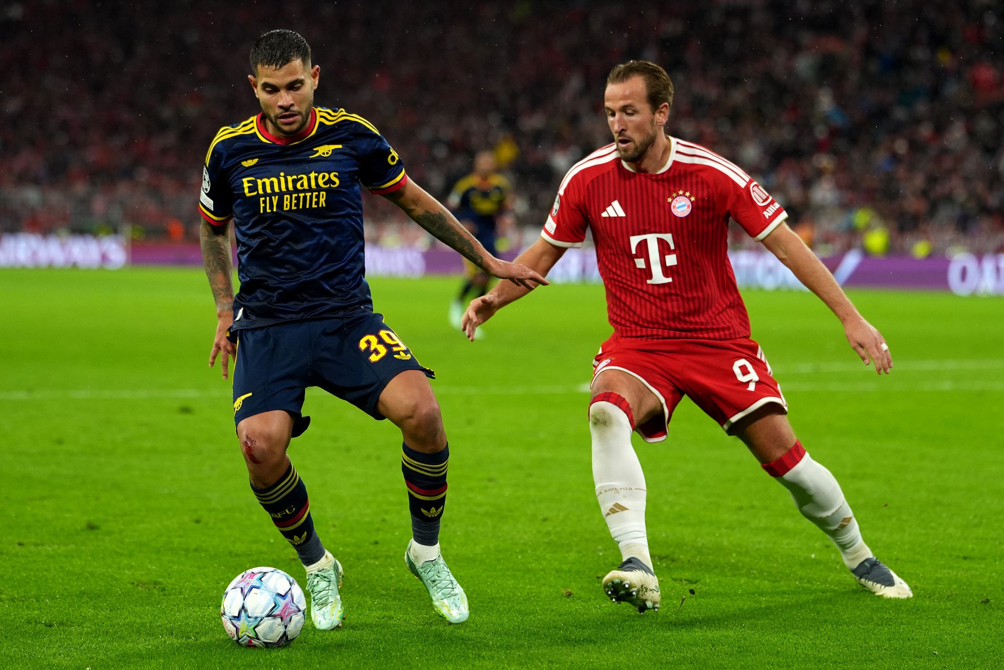 Bruno Guimaraes von Arsenal im Zweikampf mit Harry Kane vom FC Bayern München in der UEFA Champions League in der Fussball Arena München.