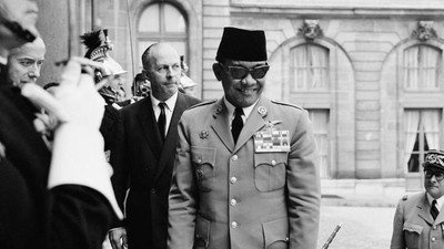 Presiden pertama Indonesia Soekarno saat bertemu Presiden Prancis Jenderal de Gaulle Di Istana Elysée, di Paris, Prancis, pada 21 Juni 1963. (File Foto - Gamma-Keystone via Getty Images/Keystone-France)