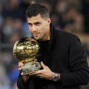 Villarreal, Espanha (1 Bola de Ouro) - Rodri Hernández, o metrónomo espanhol que conquistou a Bola de Ouro em 2024 pelo Manchester City, completou a fase final da sua formação e estreou-se como sénior no 'Submarino Amarelo'