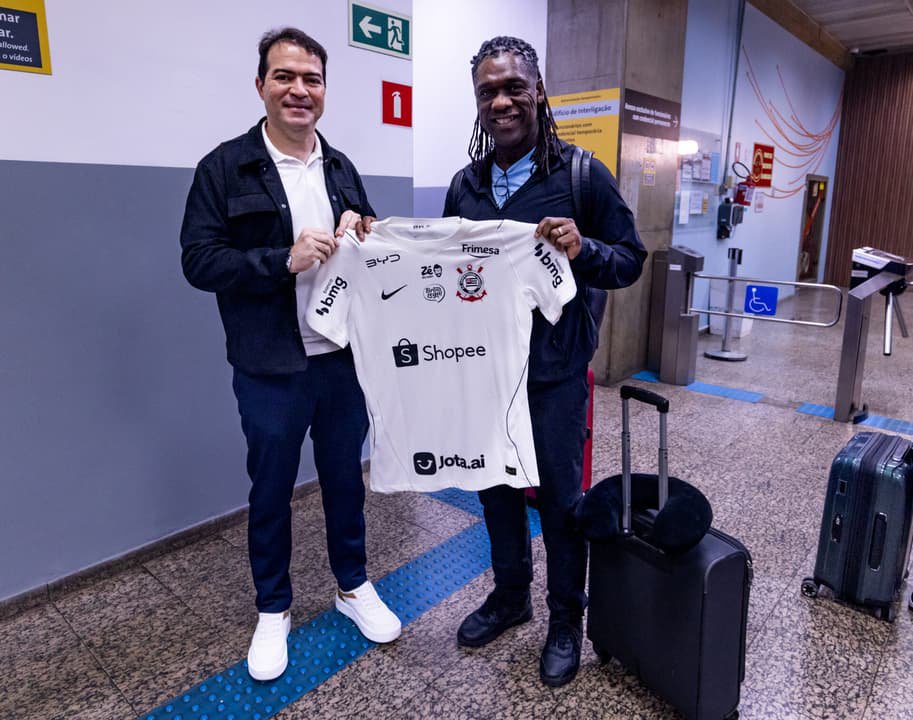 Seedorf exibe a camisa do Corinthians ao lado do dirigente Marcelo Paz (Foto: Rodrigo Coca/Agência Corinthians)