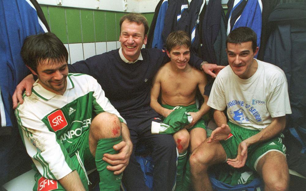 Jean-Marc Furlan entouré de Thomas Charenton, Laurent Delchie et Christophe Rossignol dans les vestiaires après la victoire de Libourne-Saint-Seurin en 16e de finale de la coupe de France au stade Moueix le 20 janvier 2002.