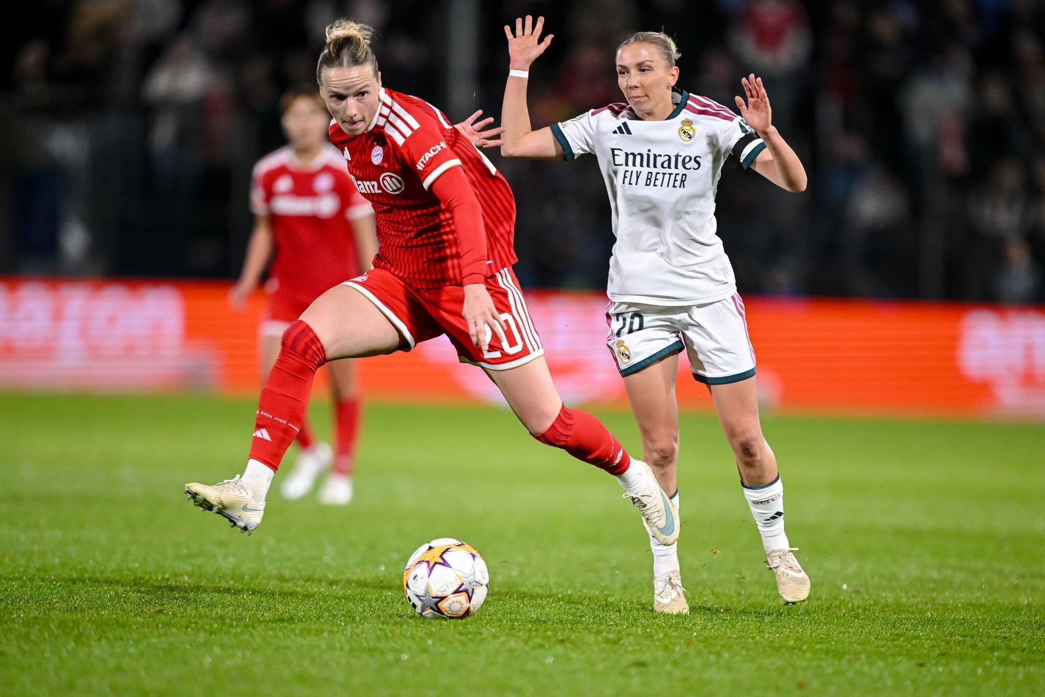 Duell zweier DFB-Nationalspielerinnen: Bayerns Kett (links) und Madrids Senß.