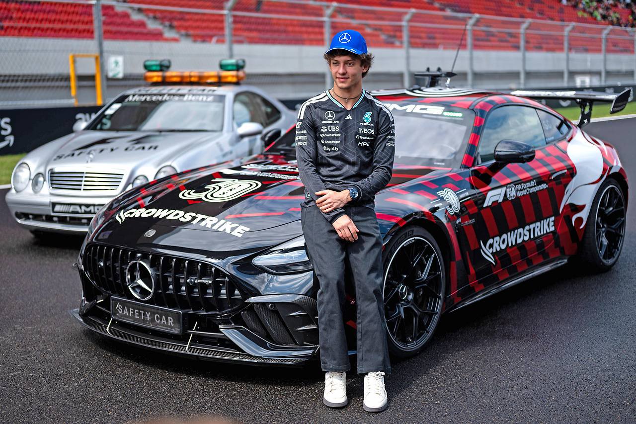 Andrea Kimi Antonelli  vor einem Mercedes AMG GT63 Pro 4Matic 