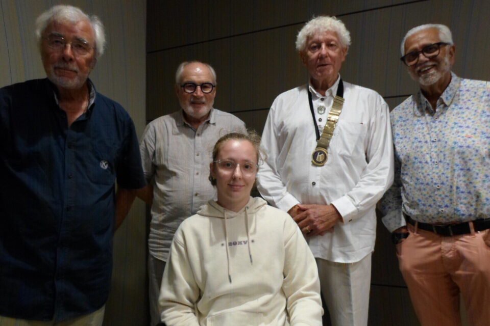 Charline entourée de membres du club Kiwanis (avec le pendentif, Richard Griès)