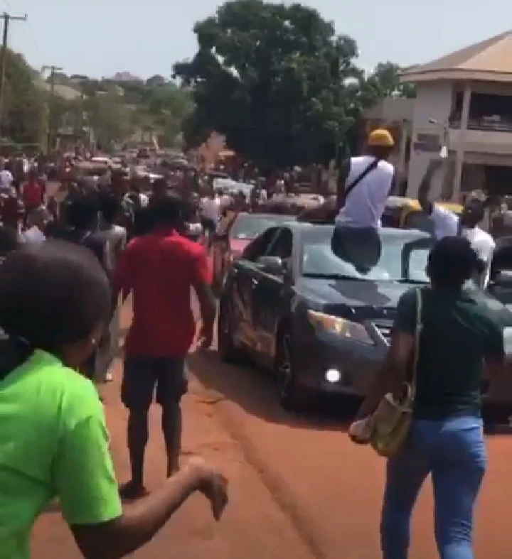 Suspected ‘Yahoo Boys’ Spray Loads of Cash After Writing their Final Year Exam in Enugu