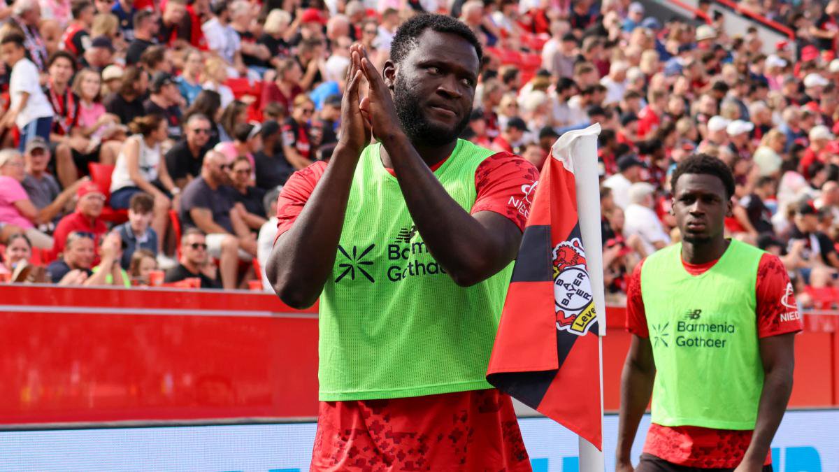 Victor Boniface applaudiert
