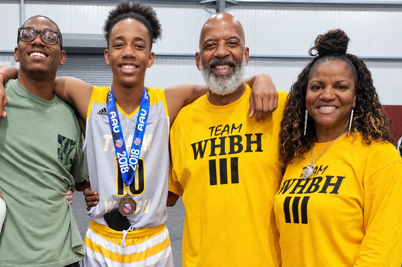 En 2018, la famille Wood vivait des moments heureux et le petit JaCobi (au centre) commençait à se faire connaître sur les terrains de basket.