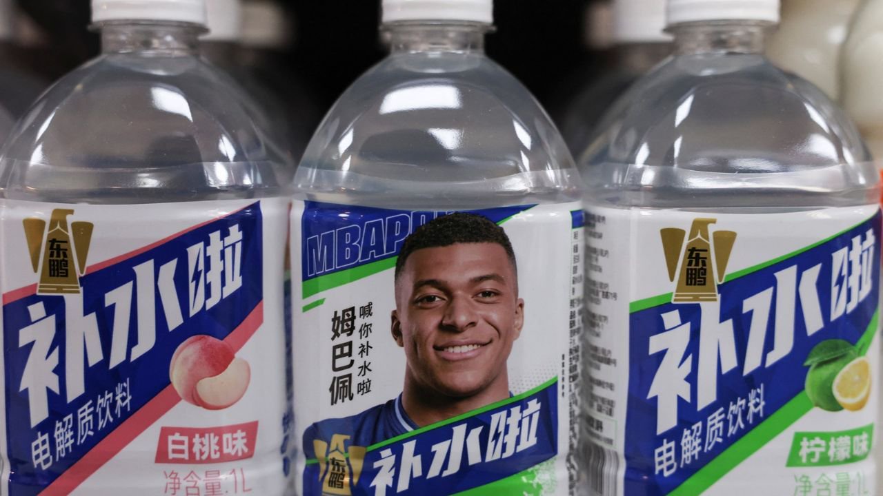 Bebidas da Eastroc Beverage com imagens de Kylian Mbappé em Pequim | Tingshu Wang/Reuters