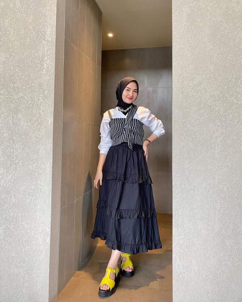 9 Padu Padan Outfit Hitam ala Intan Ghazella, Tetap Girly!