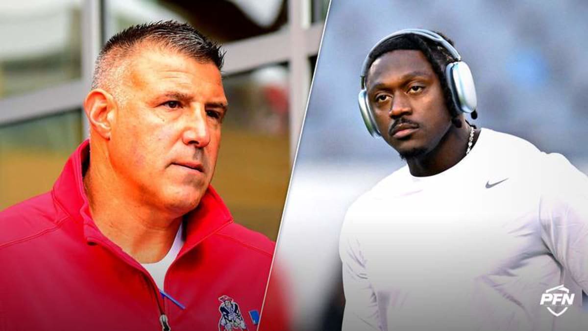 New England Patriots head coach Mike Vrabel and New England Patriots wide receiver A.J. Brown.