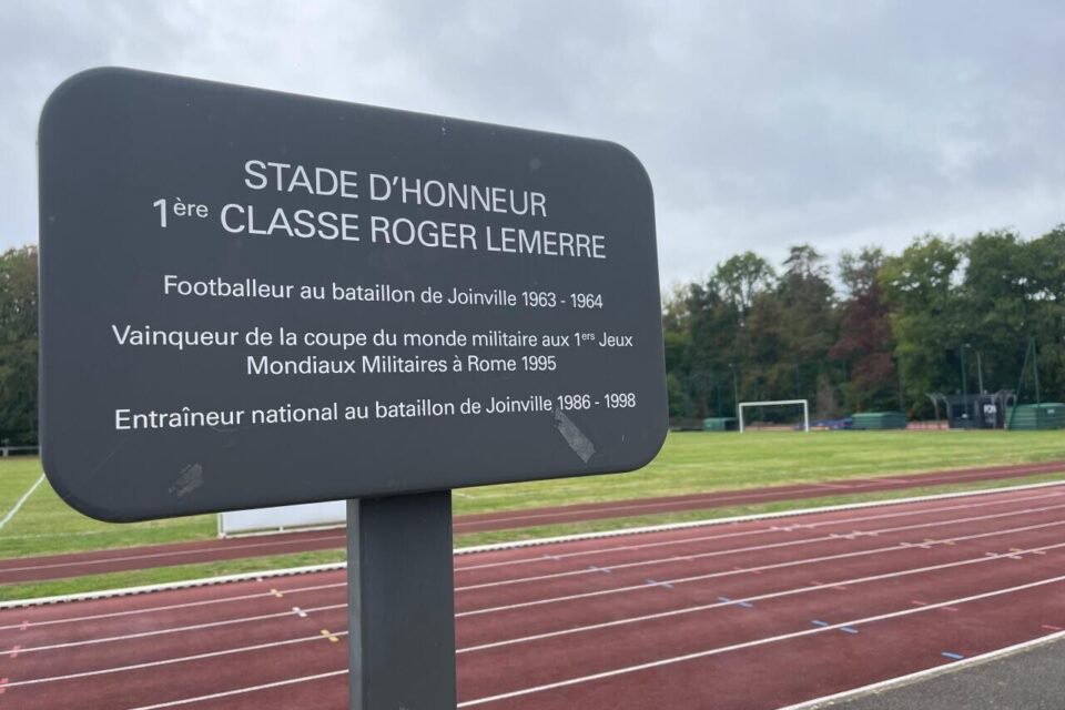 Le terrain d'honneur porte le nom de Roger Lemerre, passé par le bataillon de Joinville comme joueur puis entraîneur de l'équipe de France militaire